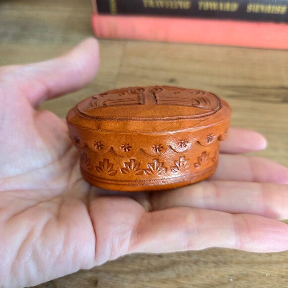 Leather hand carved small box/container/trinket box with lid. - Picture 6 of 7